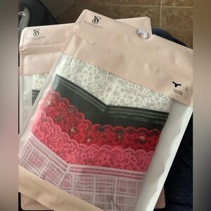 NEW in Sealed Package 
Victoria’s Secret Signature 5 Pairs Thongs - 
 Sz.L
$18